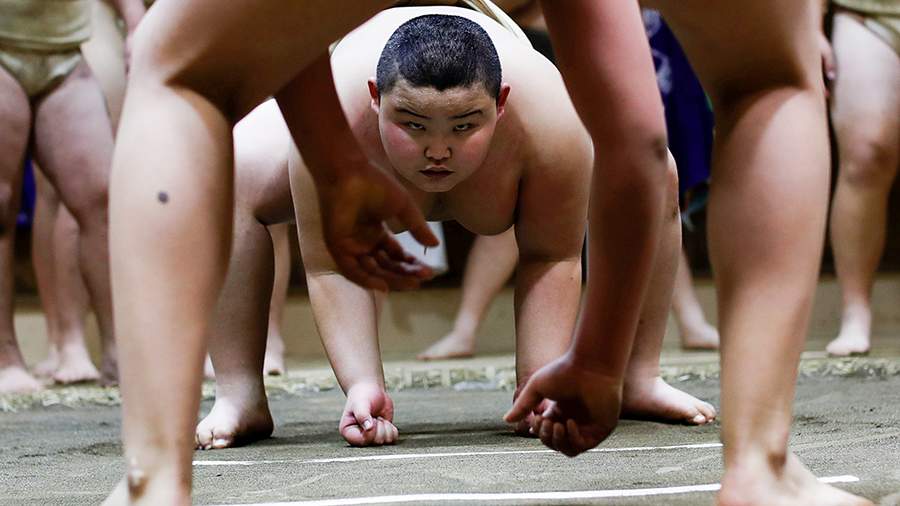 Весомый довод: юный борец сумо набирает массу тела