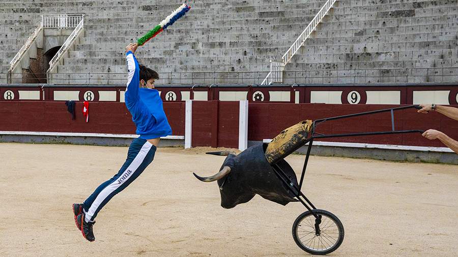 Опасные игры: чему учат детей-матадоров