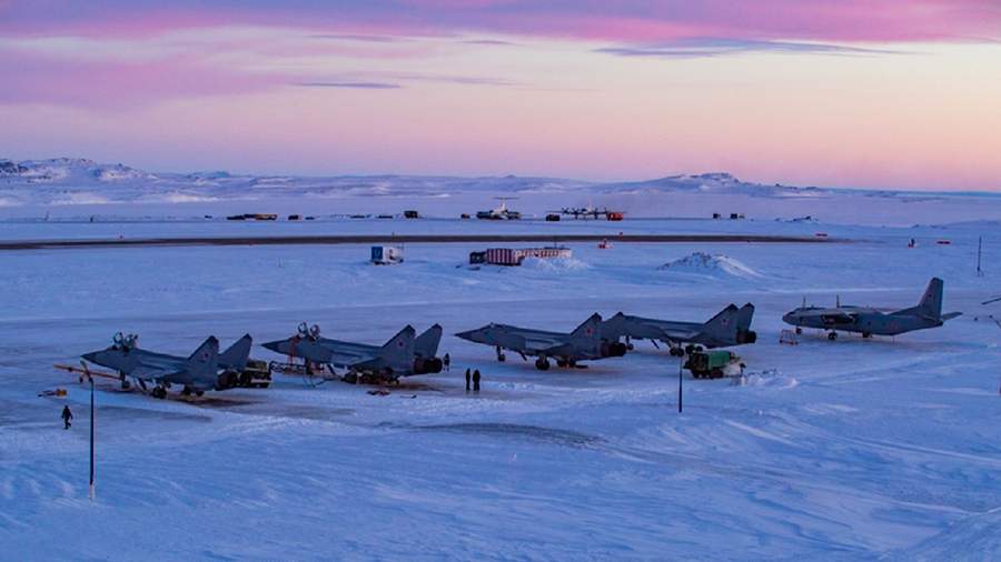 Ледяной щит: в Арктику прибыла новая смена истребителей