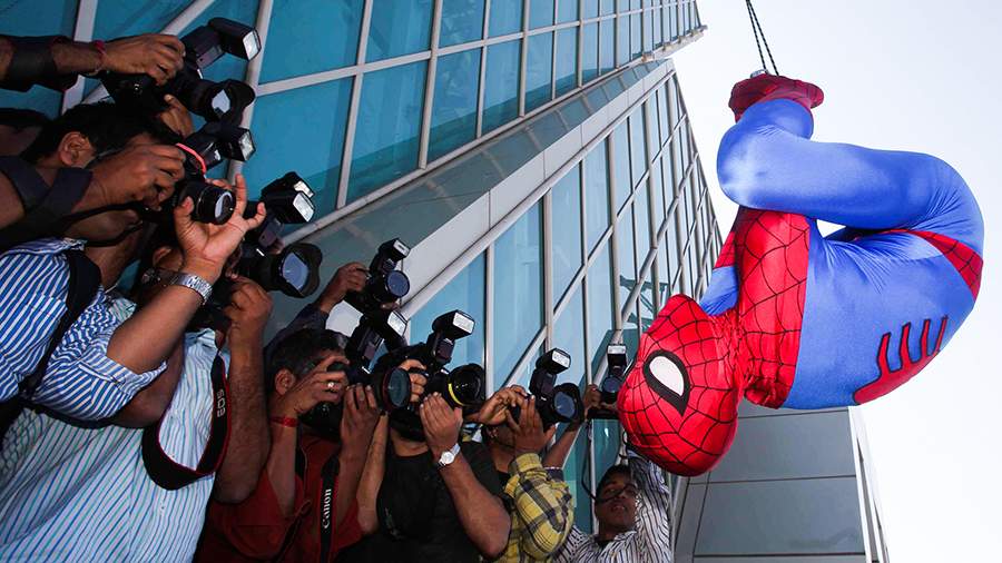 Дергает ниточки: Человек-паук и его поклонники