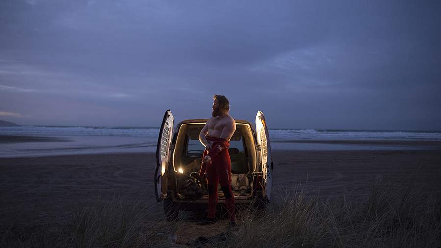 В глубинах психики: зачем экстремал полез в зимнюю Атлантику ночью