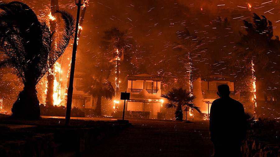 Разгул стихии: в Греции сотни людей бегут от пожара