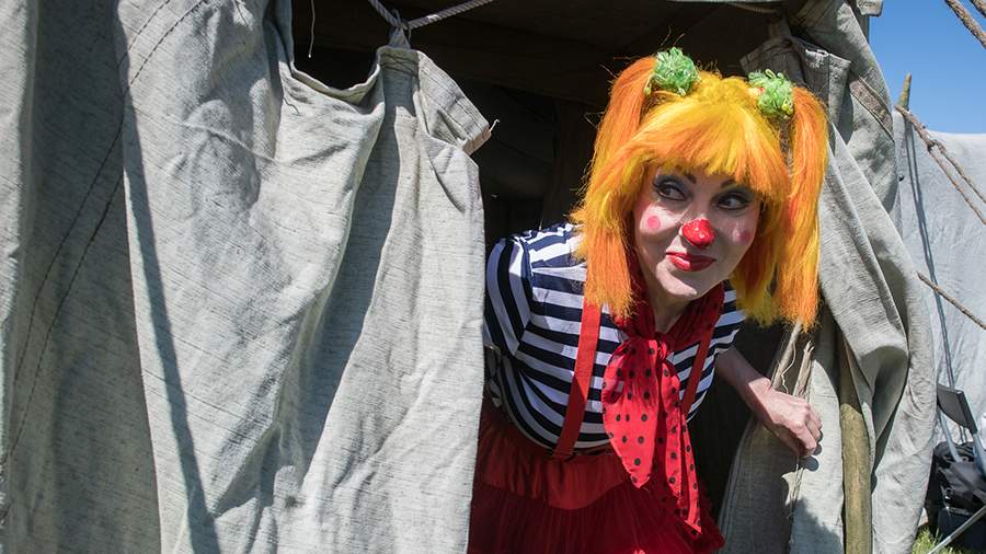 Куда поехал цирк: как клоуны и обезьяны развлекают селян