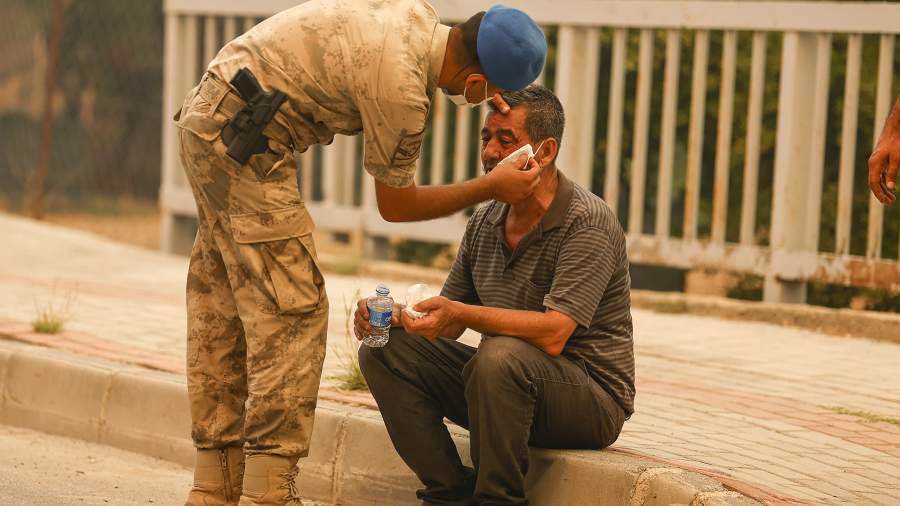 Костры амбиций: пожар в турецкой Анталье угрожает отелям и жилым домам