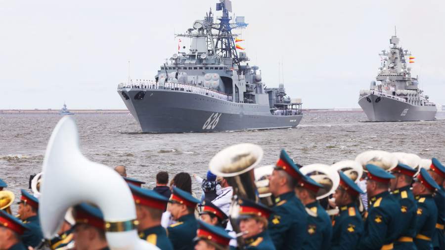 На общей волне: в Санкт-Петербурге прошел главный военно-морской парад