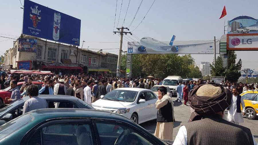 Массовый побег: афганцы штурмуют аэропорт Кабула