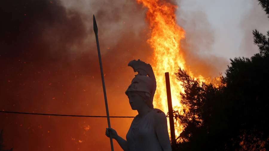 Огонь у стен Афин: мощный природный пожар возник в пригороде греческой столицы