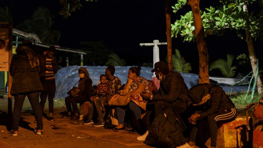 Пересекая границы: тысячи мигрантов застряли в колумбийской провинции