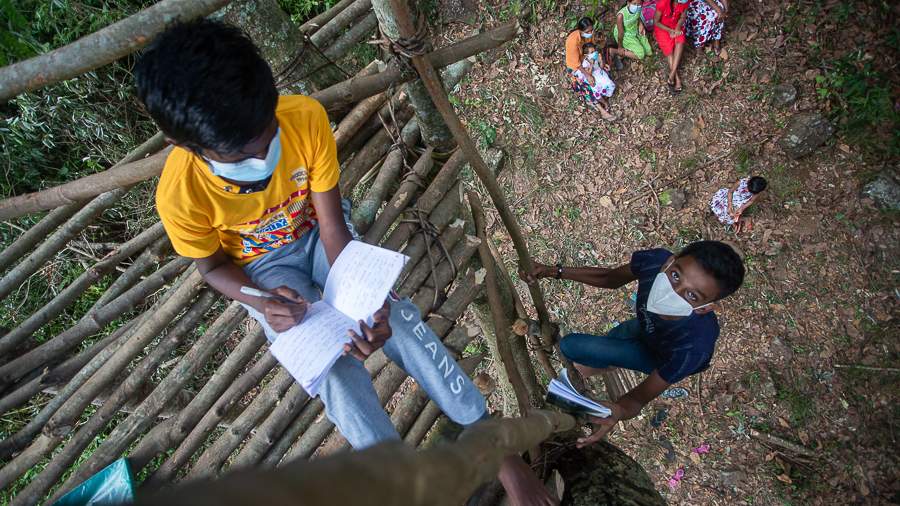 Выход в Сеть: жители джунглей Шри-Ланки учатся онлайн