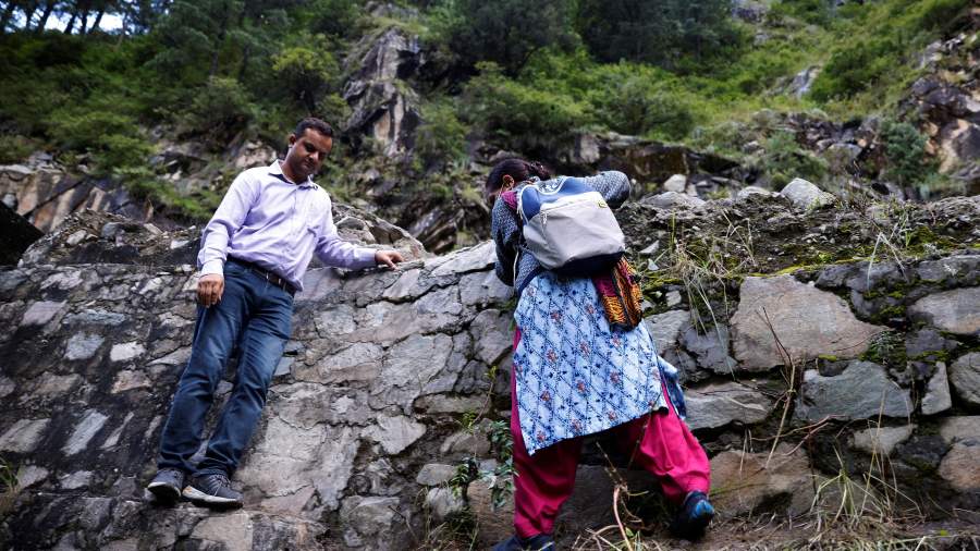 Решающий штурм: как проходит вакцинация в Гималаях