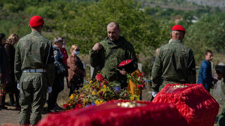 Глубокие раны: в Донбассе перезахоронили останки жертв обстрелов