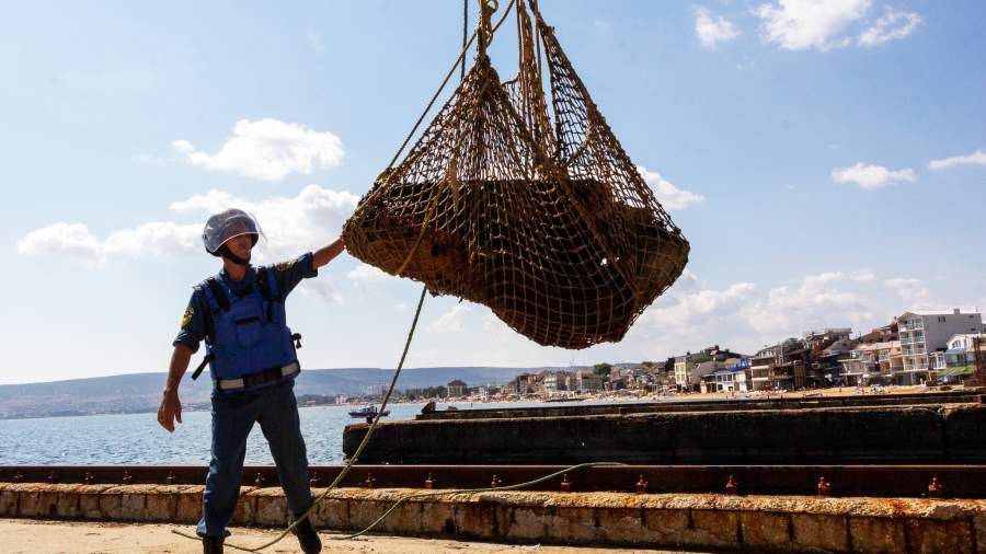 Подводная цель: как разминируют затонувший советский теплоход