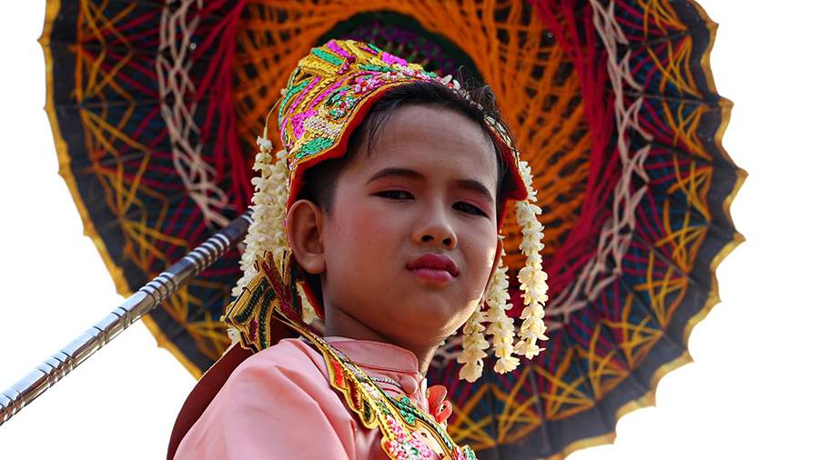 Ход с конем: как мьянманцы провожают мальчиков в монастырь