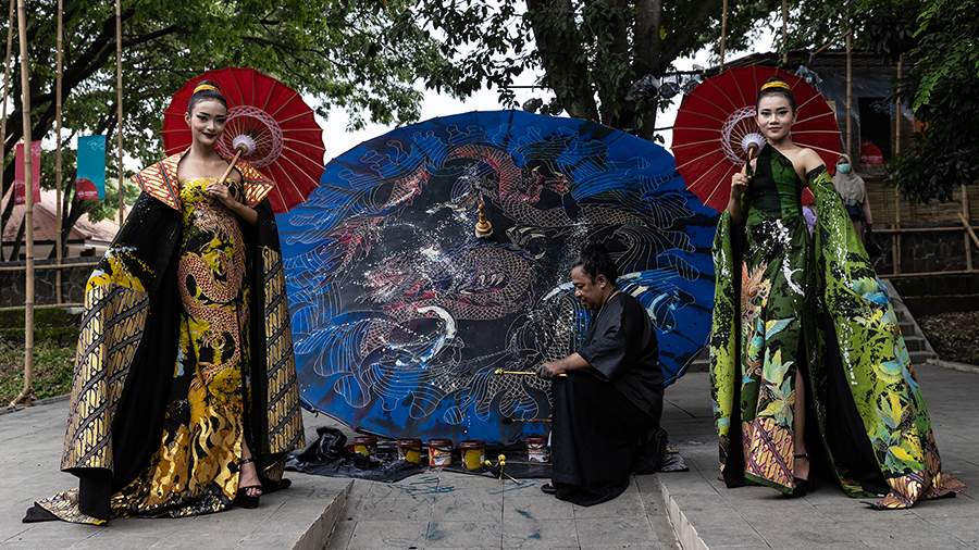 Солнечный дождь: как индонезийцы отмечают праздник зонтов