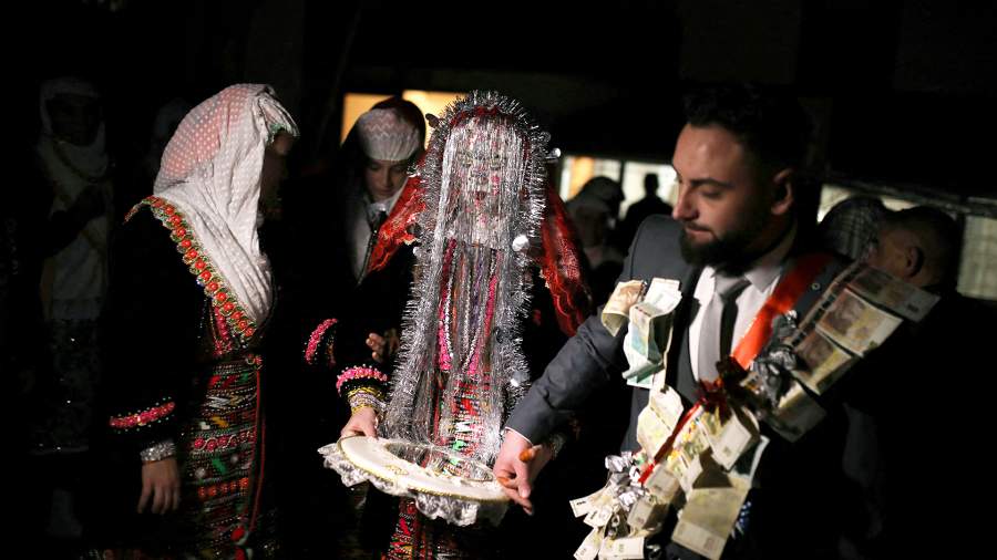 С широко закрытыми глазами: как проходит помакская свадьба