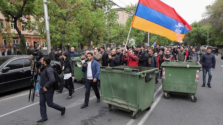 Знакомый мотив: в Ереване готовятся к захвату парламента
