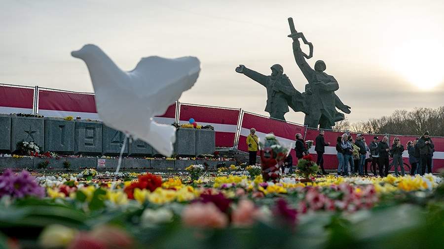 Лепестки Победы: в Латвии продолжается «цветочный бунт»
