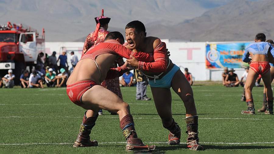 Праздник живота: как проходят состязания по тувинской борьбе хуреш