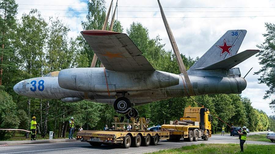Жесткая посадка: как в Риге демонтировали памятник советским летчикам