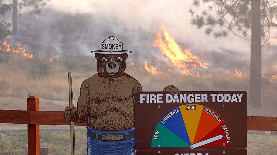 Ураганный огонь: тысячи человек бежали от пожара в Калифорнии