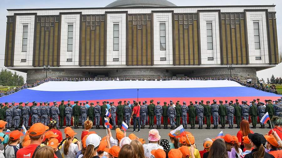 В трех цветах: как прошел День флага в России