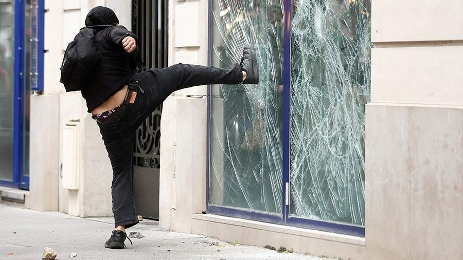 Кризис веры: Францию охватила волна протестов