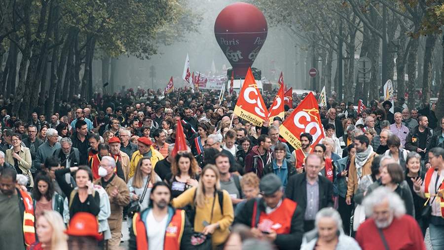 События недели в фотографиях: победа Валиевой, провал Трасс и протесты во Франции