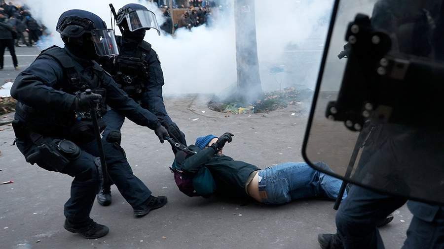 Пенсионный фронт: Францию парализовало из-за забастовки