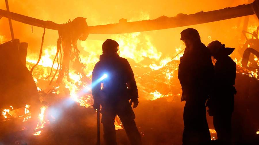 И огнем едины: в Подмосковье загорелся склад со стройматериалами