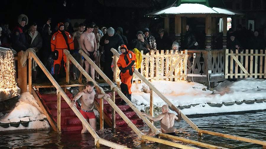 Живая вода: как православные отметили Крещение