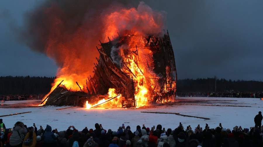 События недели в фотографиях: карнавал в Рио, мода в Лондоне, Масленица в России