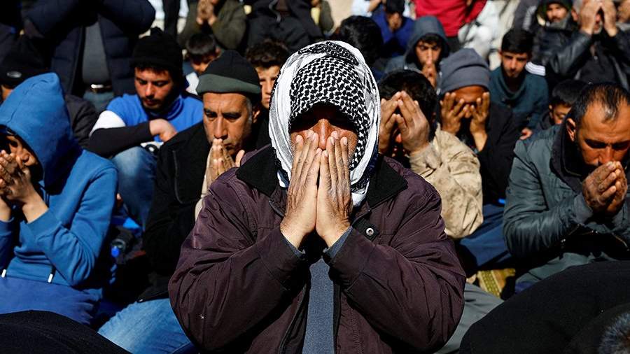 События недели в фотографиях: теракт в Карачи, протесты в Израиле и бал в Вене