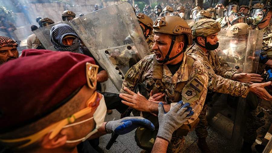 Фото дня: в Бейруте демонстранты требуют повышения зарплат и пенсий