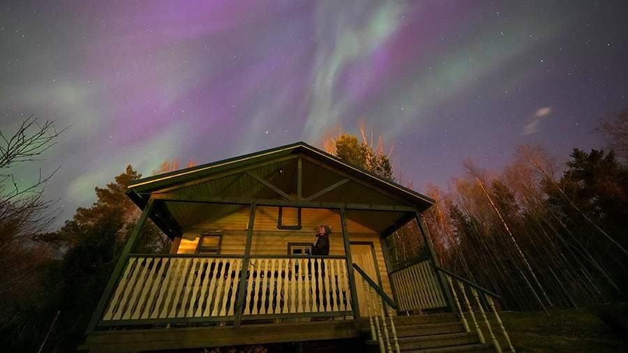 Чудное мгновение: Москва и Петербург увидели полярное сияние