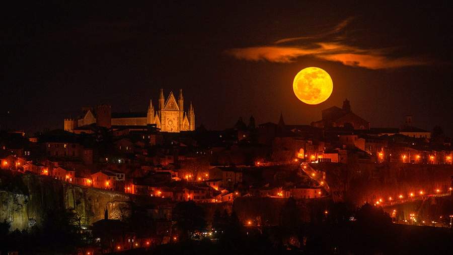 События недели в фотографиях: теракт в Израиле, арест Трампа и Яичная Луна
