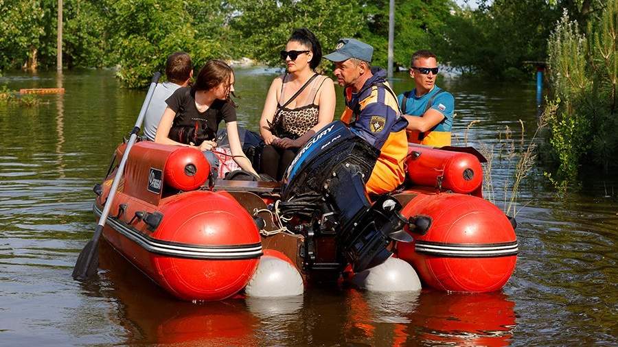 События недели в фотографиях: подрыв ГЭС, извержения вулканов и нападение акулы