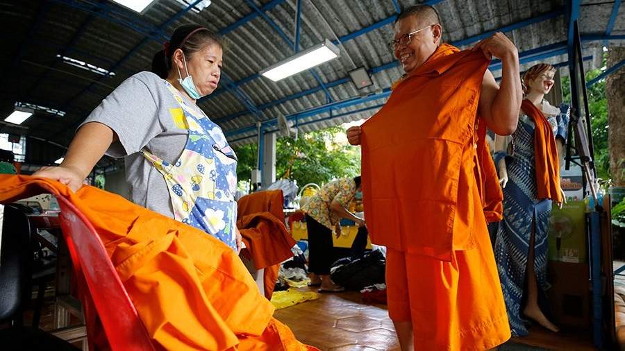 ESG-послушники: для чего буддийские монахи собирают бутылки