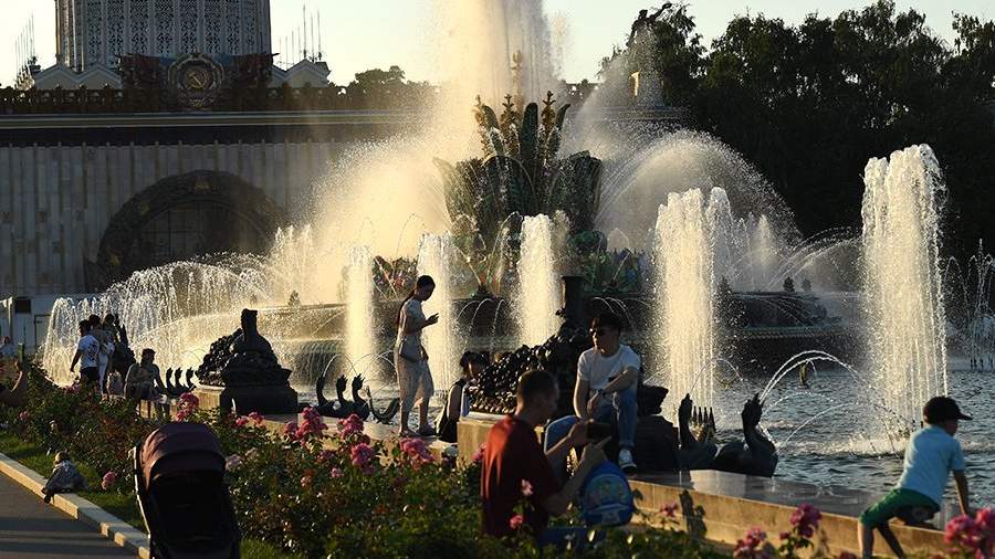 События недели в фотографиях: суперлуние, аномальная жара и День ВДВ