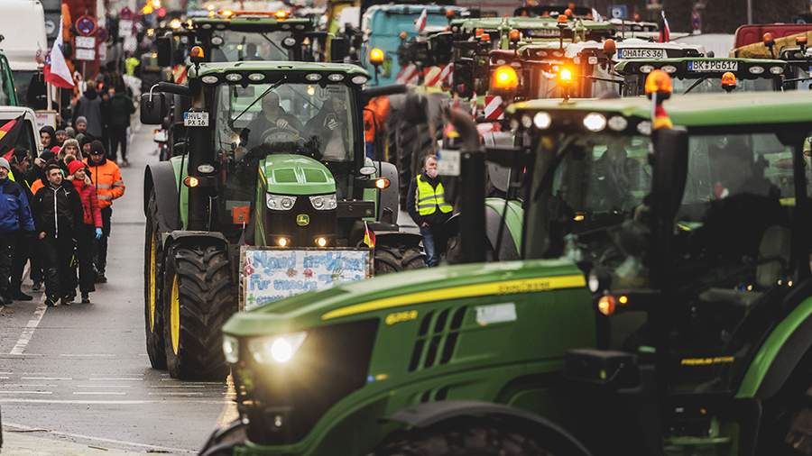 События недели в фотографиях: обстрел Донецка, протесты фермеров в Берлине и Крещение