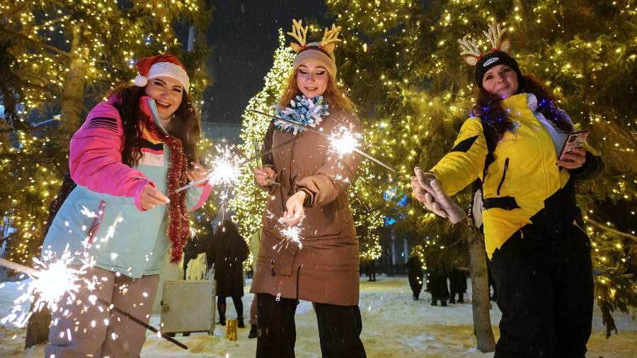 События недели в фотографиях: Новый год, аномальный холод в Москве и землетрясение в Японии