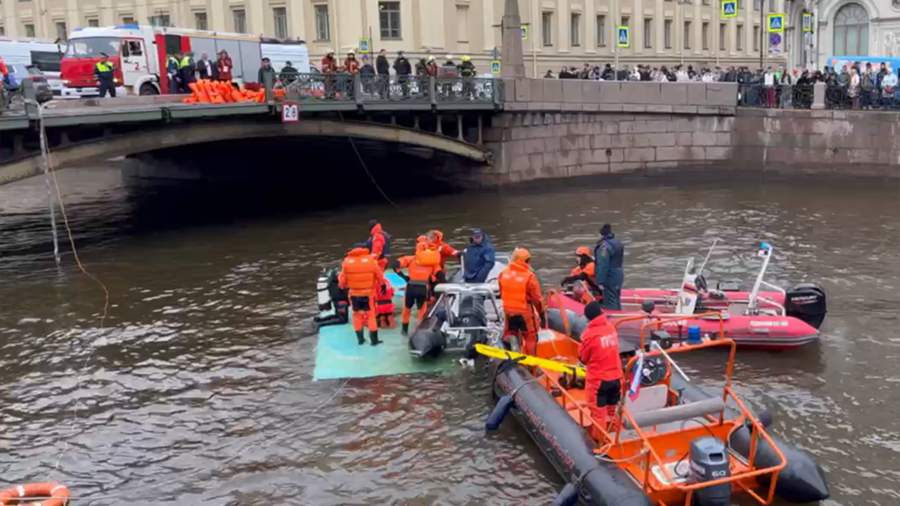 Смертельный разворот: автобус с пассажирами упал в реку Мойку