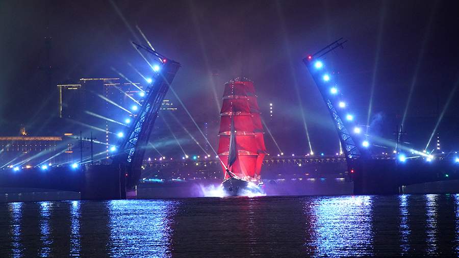 События недели в фотографиях: «Алые паруса», пожар во Фрязино, дебаты в США