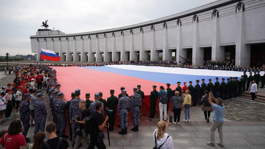 Бело-сине-красный: как отмечали День государственного флага России