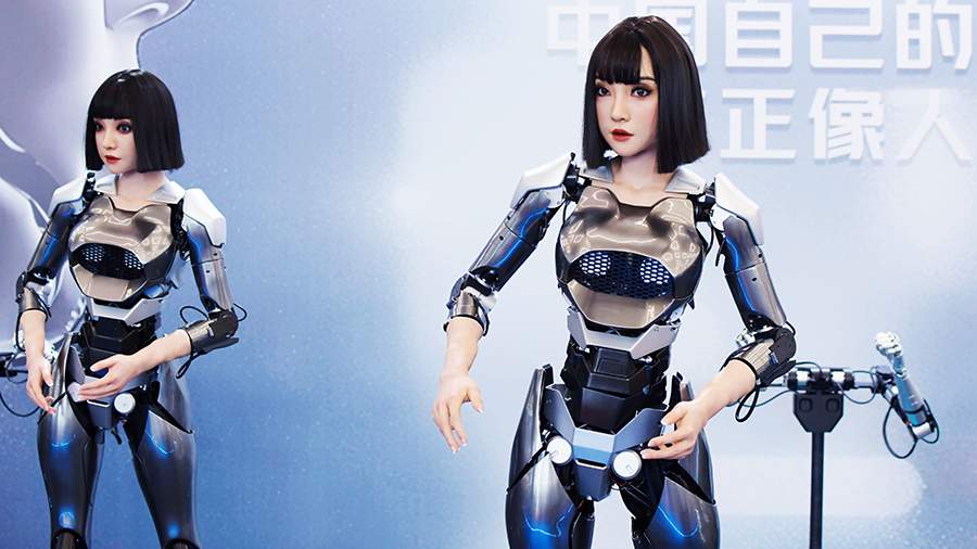 События недели в фотографиях: Пушкин из песка, китайские люди-андроиды и гигантский триколор