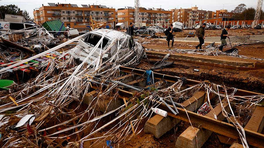 События недели в фотографиях: наводнение в Испании, митинги в Грузии и ритуальная выставка в Москве