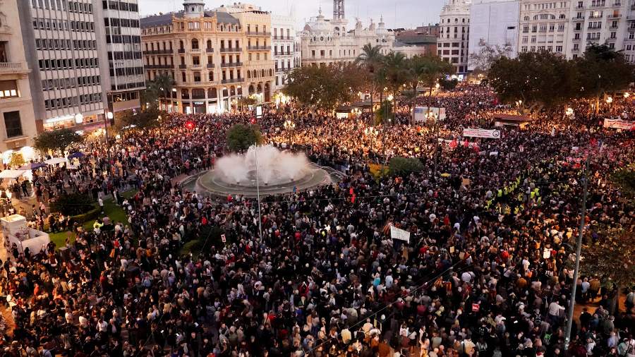 Волна протестов: в Испании тысячи людей вышли на улицы из-за последствий наводнений
