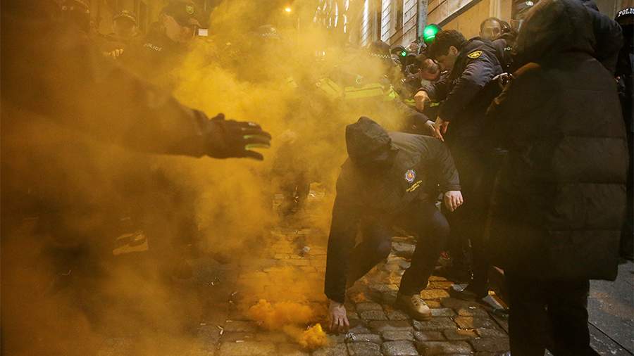 Стояли робкие грузины: в Тбилиси продолжаются беспорядки