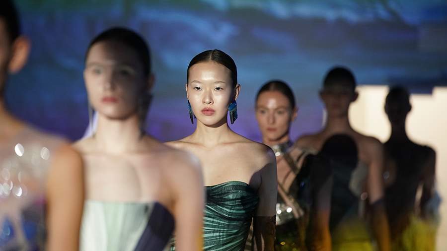 Поставили на лед: Галина Юдашкина показала в Москве первую сольную коллекцию после смерти отца