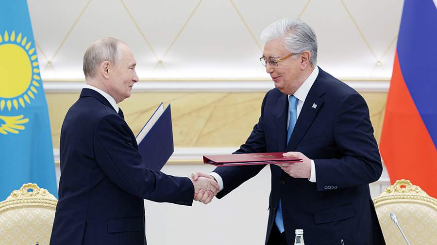 События недели в фотографиях: визит Путина в Казахстан, протесты в Грузии, удар террористов по Сирии