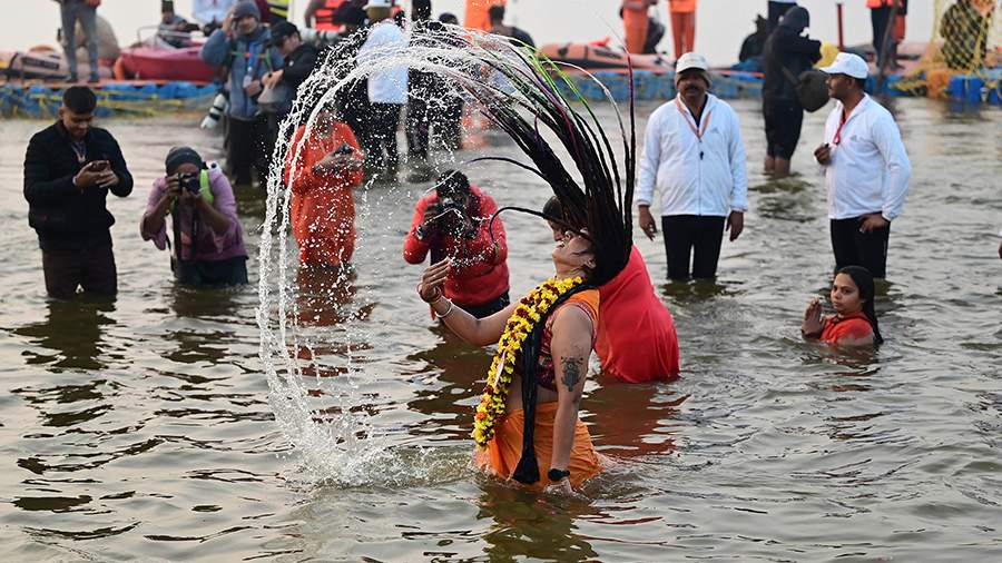 Искупать грехи: в Индии проходит рекордный фестиваль Маха Кумбха Мела